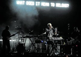 Massive Attack, durante su concierto anoche en Kobetamendi.