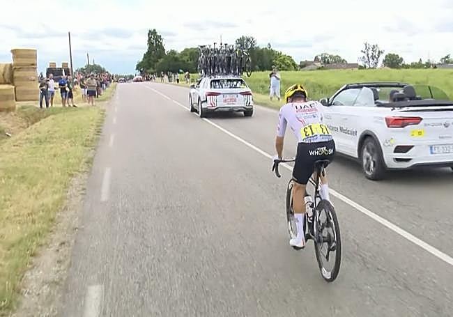 Ayuso, cerca del coche médico antes de retirarse del Tour.