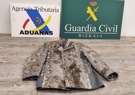 Imagen de la chaqueta de piel de anaconda que portaba el pasajero.