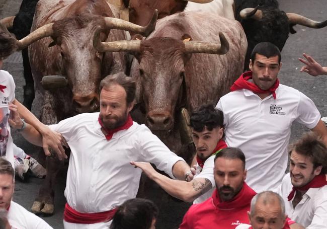 Chapu Apaolaza, el primero por la izquierda, en el tramo de Santo Domingo donde ha sido corneado el corredor donostiarra.