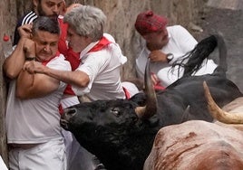 Momento en el que un mozo recibe una cornada en Santo Domingo.