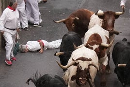 El donostiarra corneado en el encierro del viernes en el encierro de San Fermín, tendido en la cuesta de Santo Domingo.