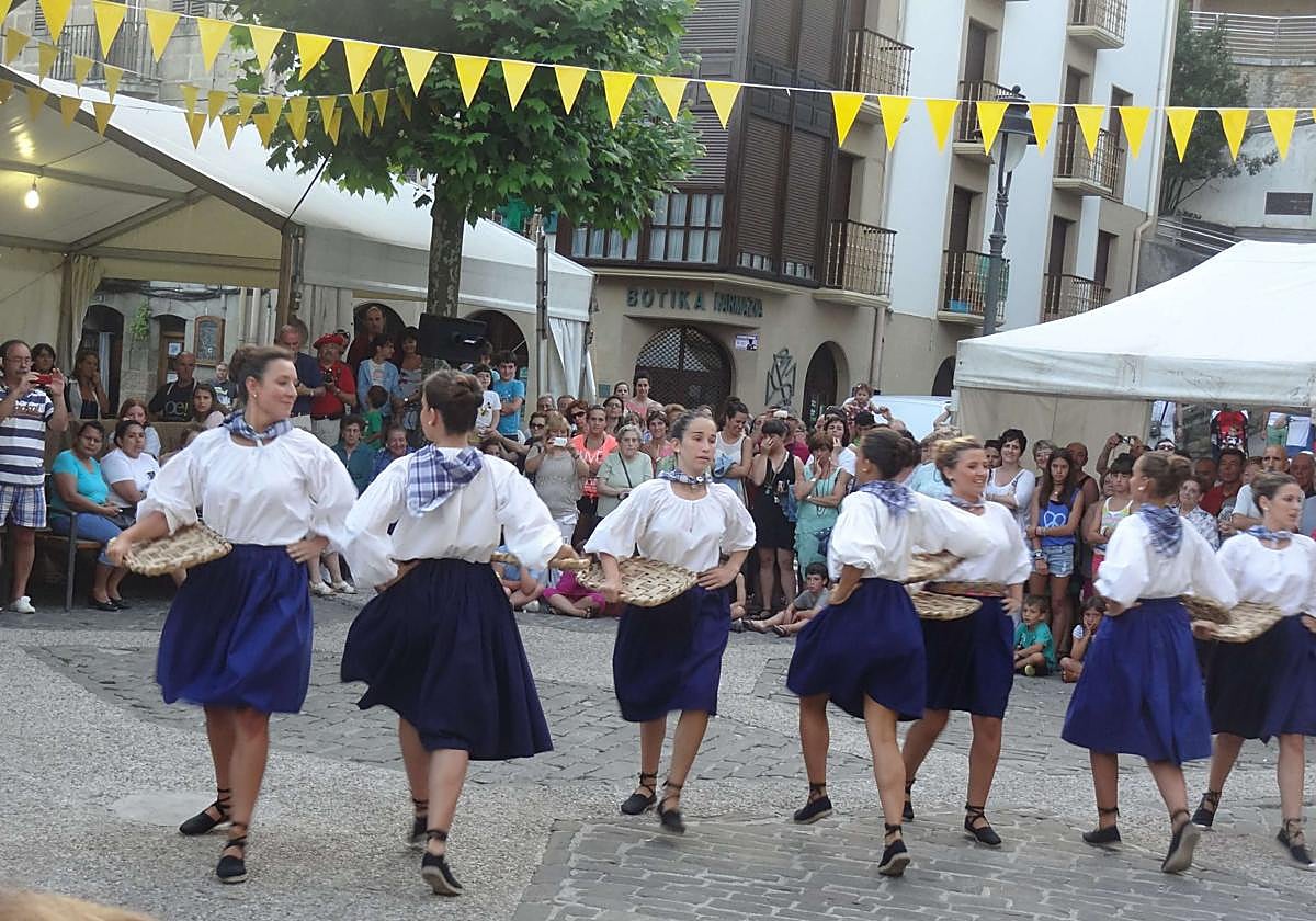 Fiesta del Besugo, en Orio. Dantzaris del grupo Harribil