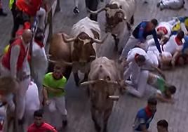 Una 'casi' cornada a la izquierda de la foto y una montonera a la derecha. Momento más que tenso en el camino al callejón de la plaza.