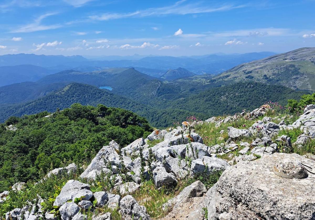 Las vistas del parque natural de Aralar desde Puttarri, con Lareo en el centro, espectaculares.