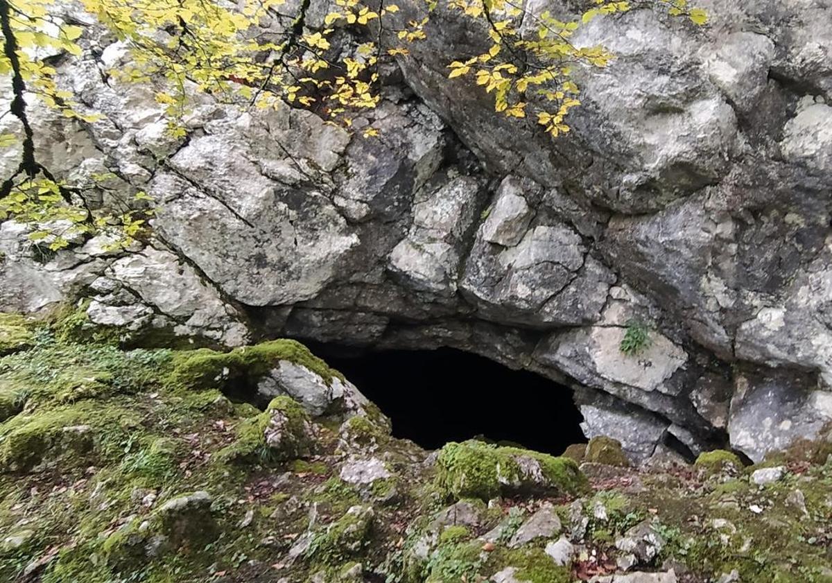 Imagen principal - Entrada a la cueva de Mari en el parque natural de Aralar (1). Buzón de Puttarri (2). Piedra indicativa de la cima junto a un cruce de caminos (3).