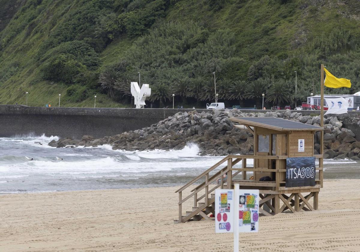 Bandera amarilla y la blanca de medusas este viernes en la playa de Zurriola por la presencia de 'carabelas portuguesas'.