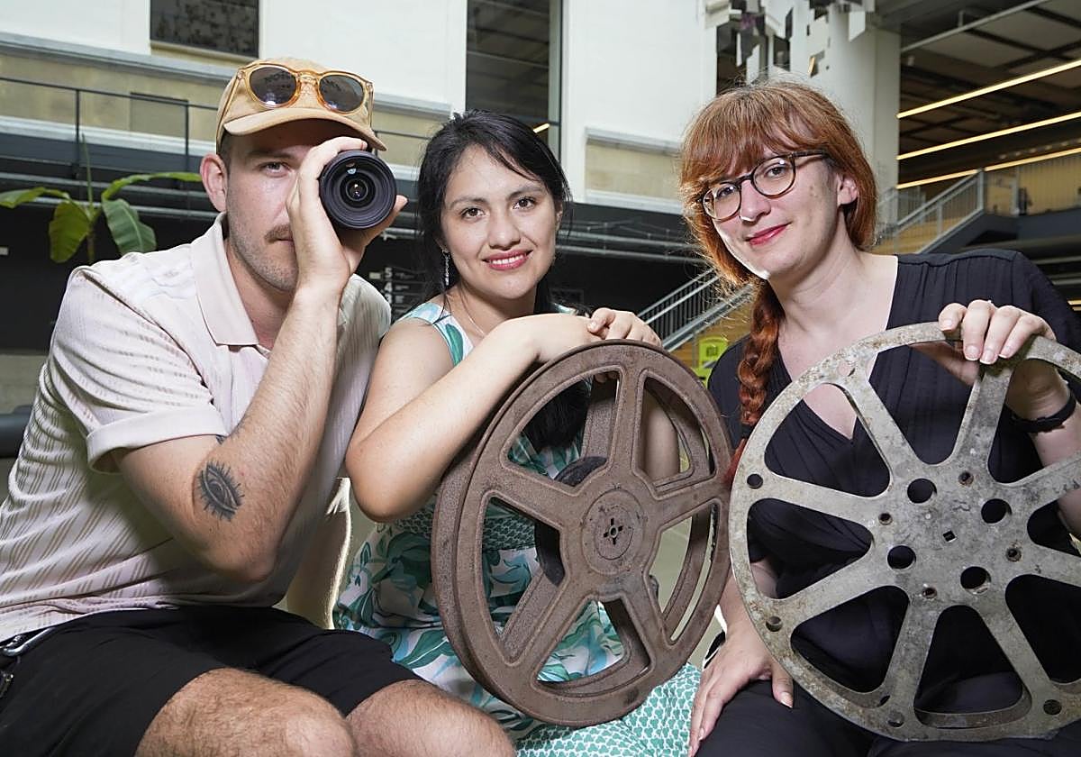 Héctor con un objetivo. Diana y Eloísa, con viejas bobinas. Falta poco para el festival Cine Cauce.