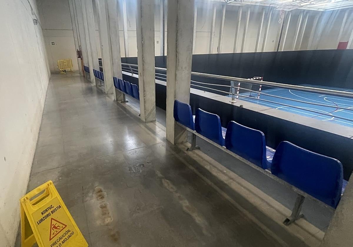 Las goteras y filtraciones de agua en la cancha azul dejan imagénes como las captadas ayer.