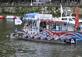 La remeras de Arraun celebran la bandera conseguida en Bilbao.