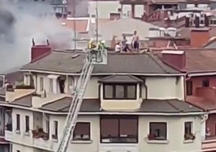 Así ha sido el espectacular rescate de los vecinos atrapados en el tejado