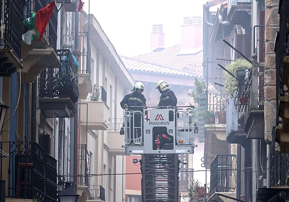 Los bomberos sofocan un incendio en el centro de Errenteria el pasado 25 de marzo.