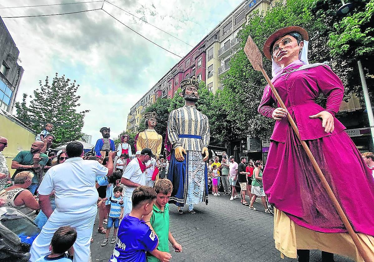 Las seis parejas de gigantes procedentes de diferentes localidades de Euskadi, Navarra y Burgos desfilaron por el centro del pueblo.