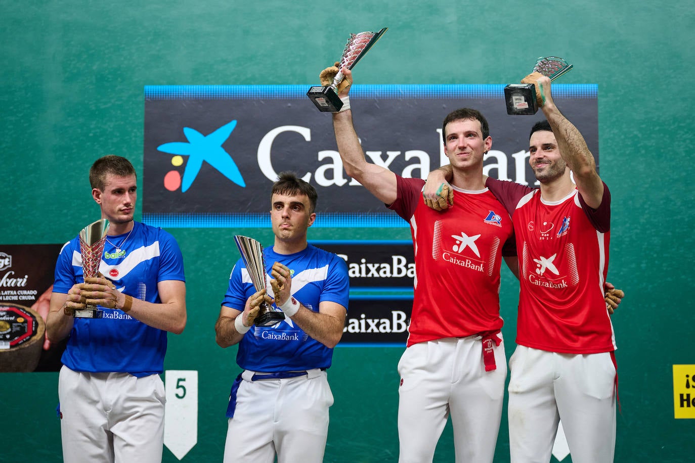 Martija y Altuna en el podio con los trofeos de campeones.