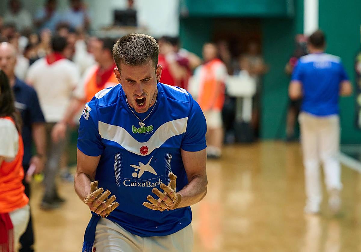 Mariezkurrena muestra su enfado tras el último tanto del partido.