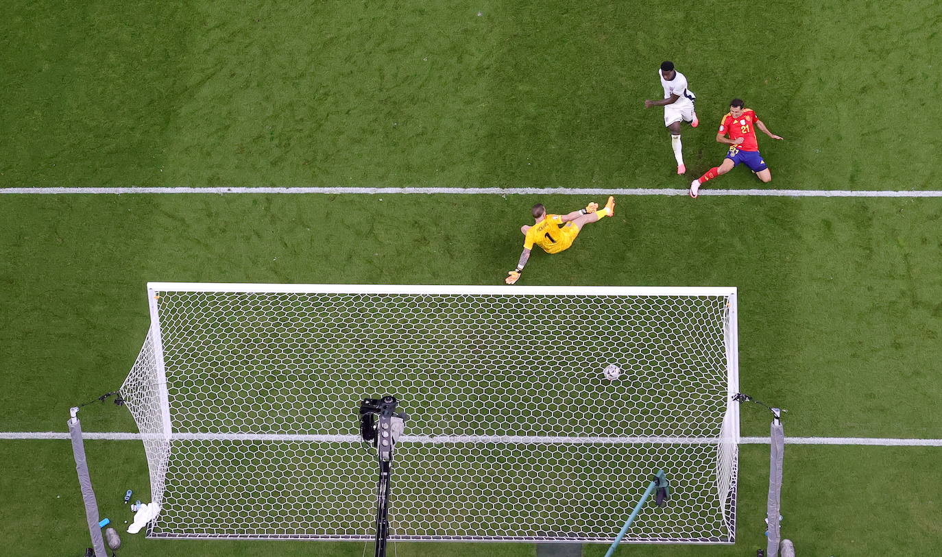 El histórico gol de Mikel Oyarzabal fotograma a fotograma