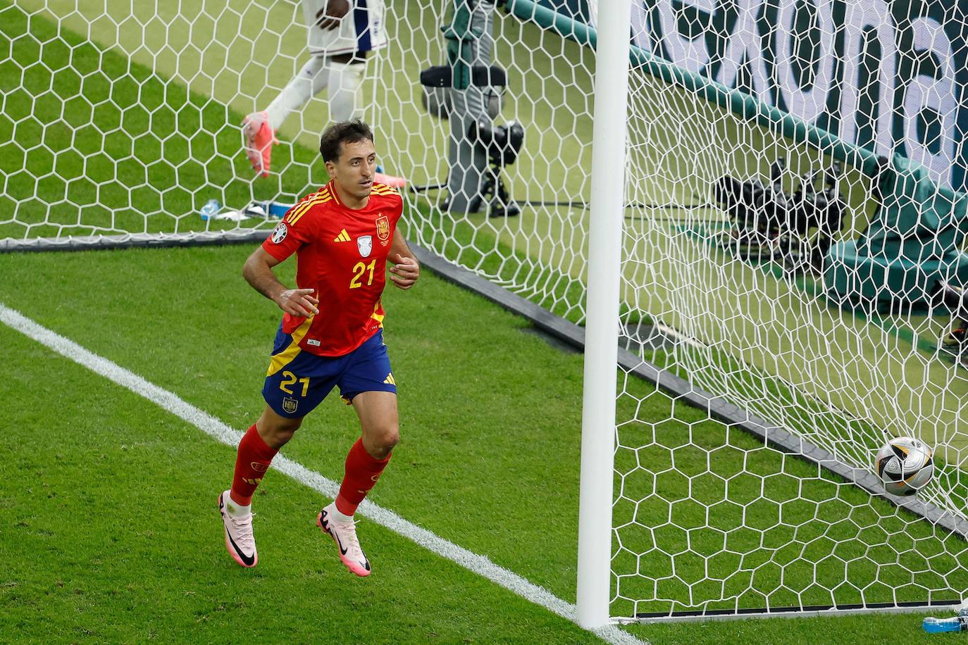 El histórico gol de Mikel Oyarzabal fotograma a fotograma