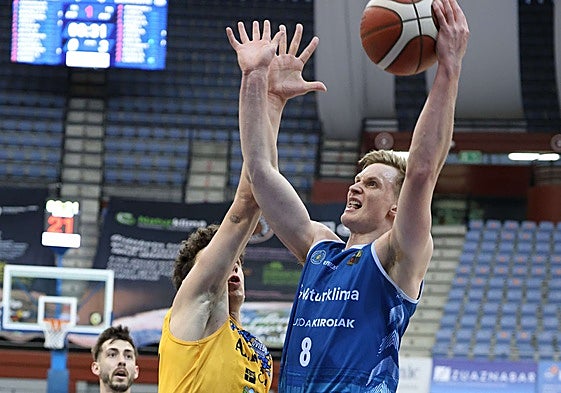 Stürup penetra a canasta durante el partido ante el Oviedo.