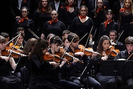 Euskal Herriko Gazte Orkestrako kideak, Victoria Eugenia antzokian eskainitako kontzertu batetan.