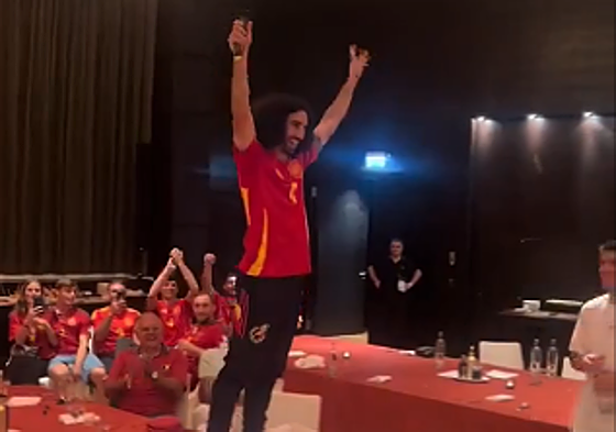 El futbolista del Chelsea aprovecha la ocasión para cantar su canción viral.