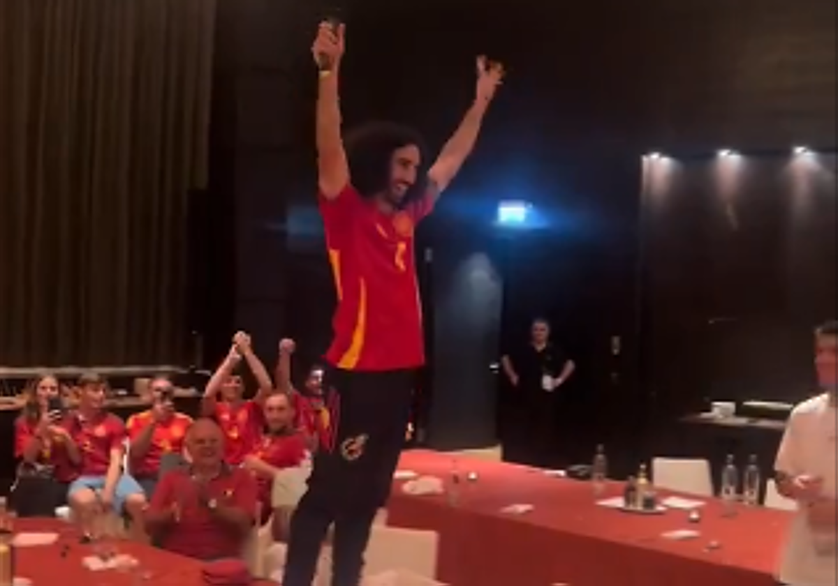 El futbolista del Chelsea aprovecha la ocasión para cantar su canción viral.