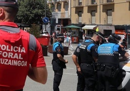 Varios agentes de la Policía Foral y la Policía Municipal en San Fermín.