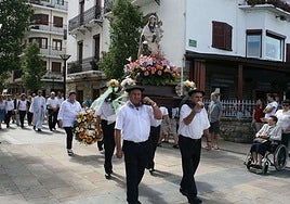Día de la virgen del Carmen en Hondarribia, procesión con la imagen de la virgen a cargo de los arrantzales de la localidad.
