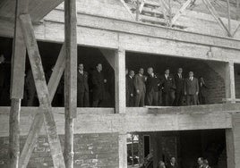 Autoridades pelotazales visitando las obras del frontón.