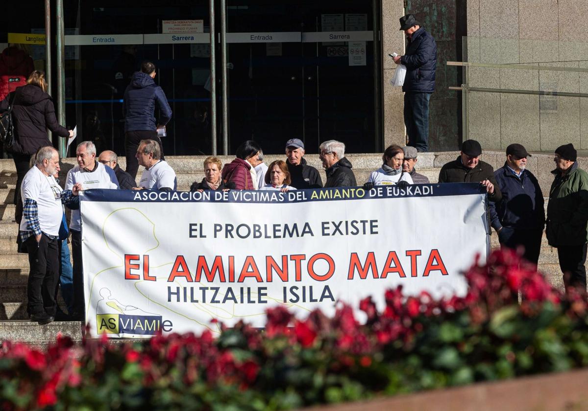 La Asocicación de Víctimas del Amianto de Euskadi, frente a las puertas del juzgado de Donostia.