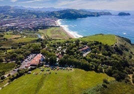 Vista aérea del Gran Camping Zarutz, con la playa y el mar de fondo.