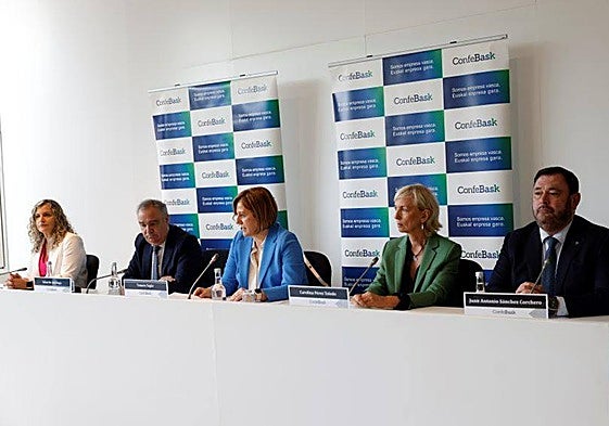 De izquierda a derecha, Isabel Busto, presidenta de Adegi; Eduardo Aretxaga, director general de Confebask; Tamara Yagüe, presidenta de Confebask; Carolina Pérez Toledo, presidenta de Cebek, y Juan Antonio Sánchez Corchero, presidenta de SEA Empresas Alavesas, durante la presentación del informe en Bilbao.
