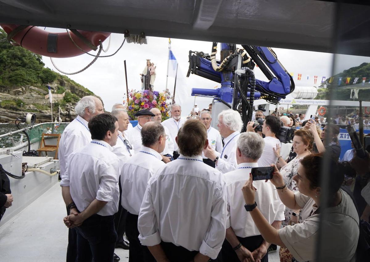Imagen secundaria 1 - La Virgen del Carmen surca las aguas de La Concha en el homenaje a los marinos guipuzcoanos