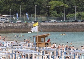 Bandera amarilla y la de medusas en la playa de Ondarreta de Donostia este miércoles.