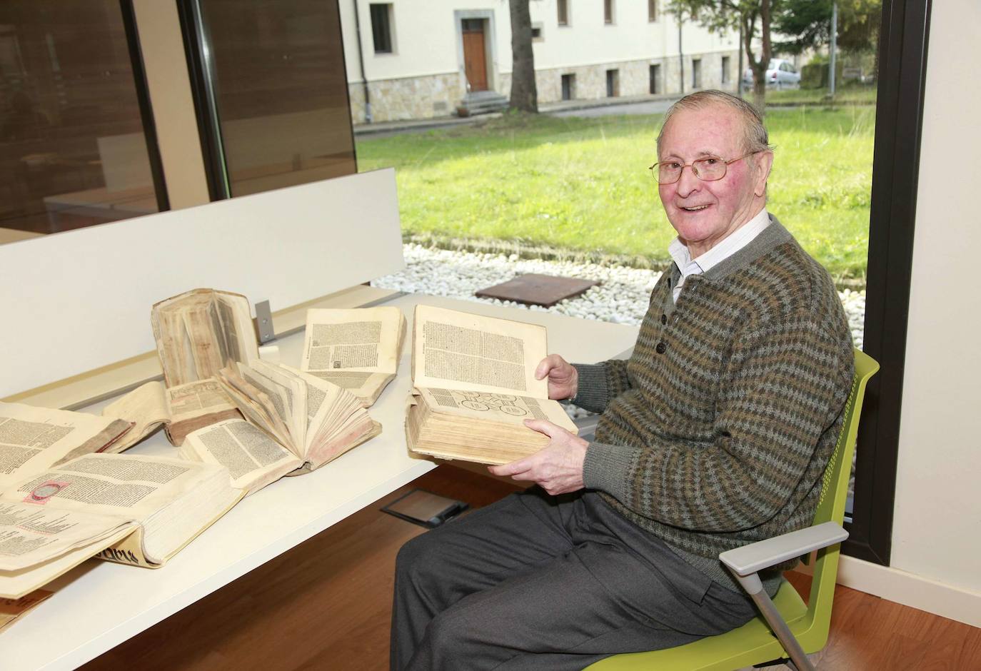 Juan Joxe Agirre muestra algunos de los ejemplares custodiados en el archivo benedictino.