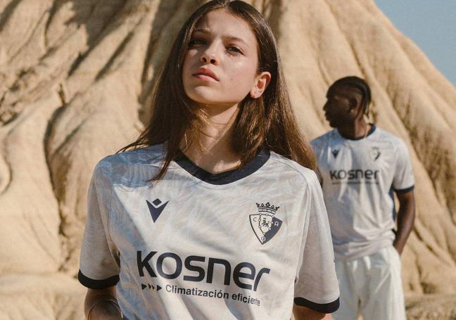 Las nuevas segundas camisetas de Osasuna, con color de Las Bardenas.