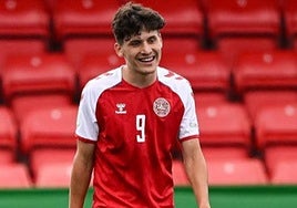 Mikel Gogorza durante el partido entre Dinamarca y España sub-19.