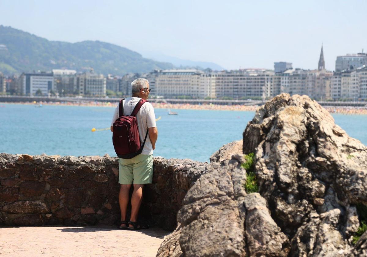 Un hombre observa la bahía de la Concha este jueves.