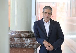 Wenceslao Peñate Castro posa para la entrevista, ayer, en uno de los corredores del Palacio Miramar de Donostia.