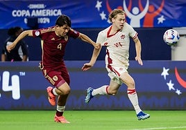 Jon Mikel Aramburu sujeta de la camiseta a Jacob Shaffelburg en el partido entre Venezuela y Canadá en los cuartos de final de la Copa América.