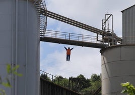 Un muñeco que simula un trabajador, colgado de la fábrica de Cementos Rezola de Añorga como protesta.