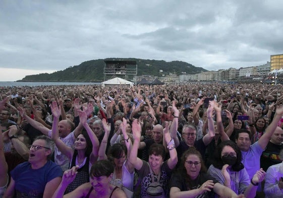 La playa de la Zurriola congrega cada año a miles de espectadores durante el festival.