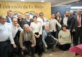 Representantes del Gobierno de La Rioja, de su Asociación de Hostelería y de la de Gipuzkoa, con directivos y socios de La Casa de La Rioja de nuestra ciudad.