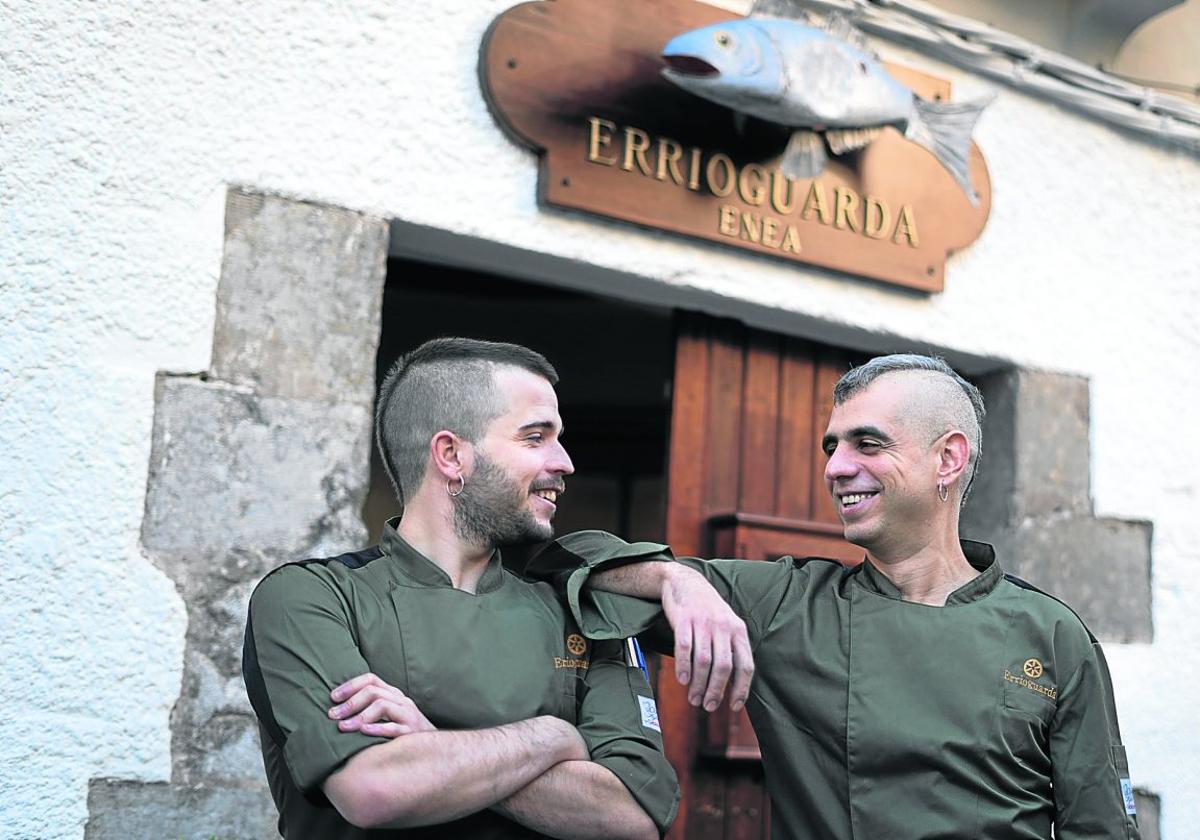 Beñat San Sebastián y Santiago Vázquez posan en el exterior del restaurante.