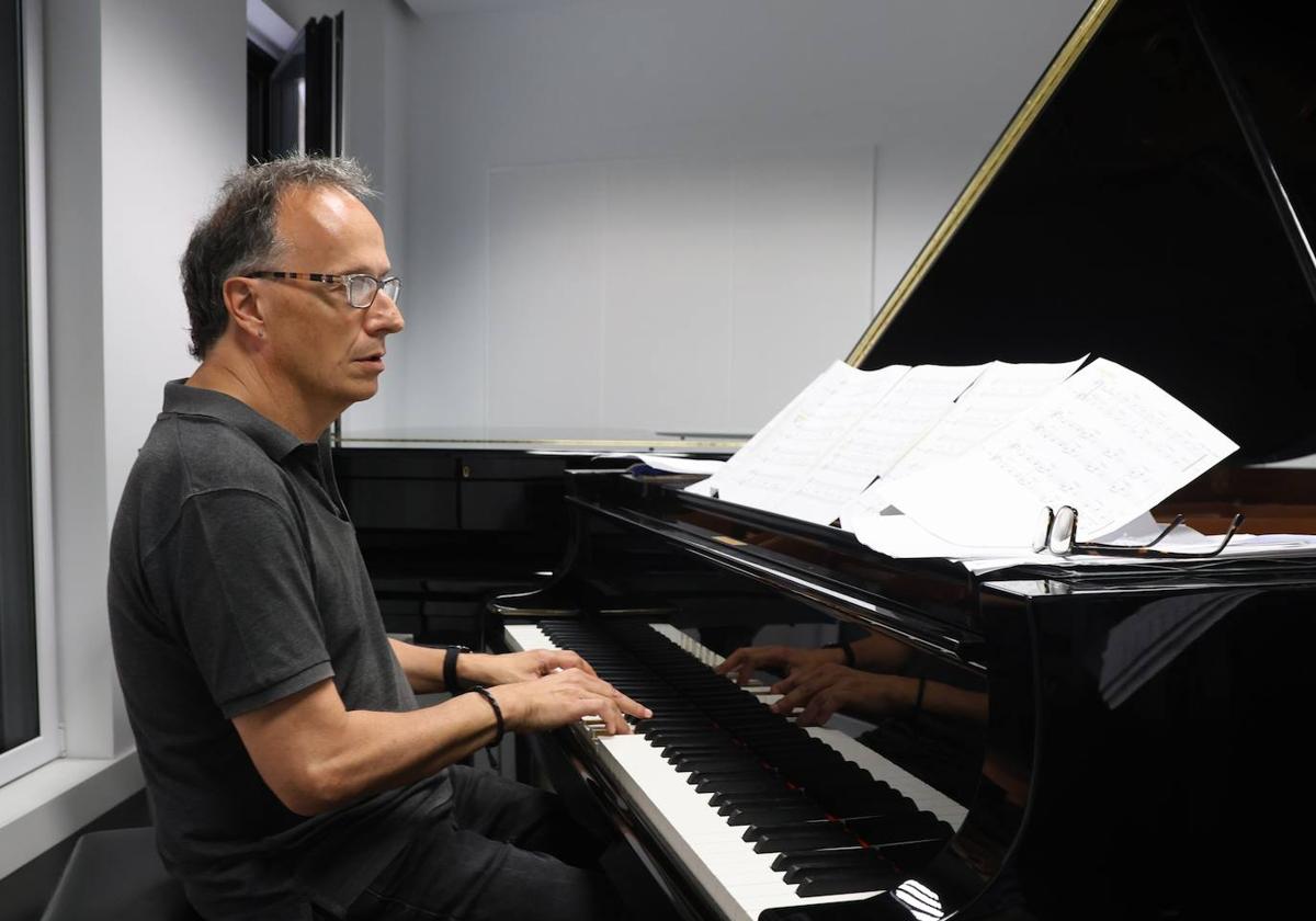 Iñaki Salvador, al piano, durante el ensayo de ayer en una de las salas de Musikene.