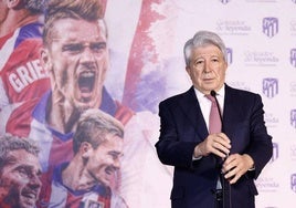 Enrique Cerezo, durante una rueda de prensa este verano