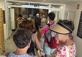 Fila para acceder a las cabinas de la playa de la Concha de San Sebastián.