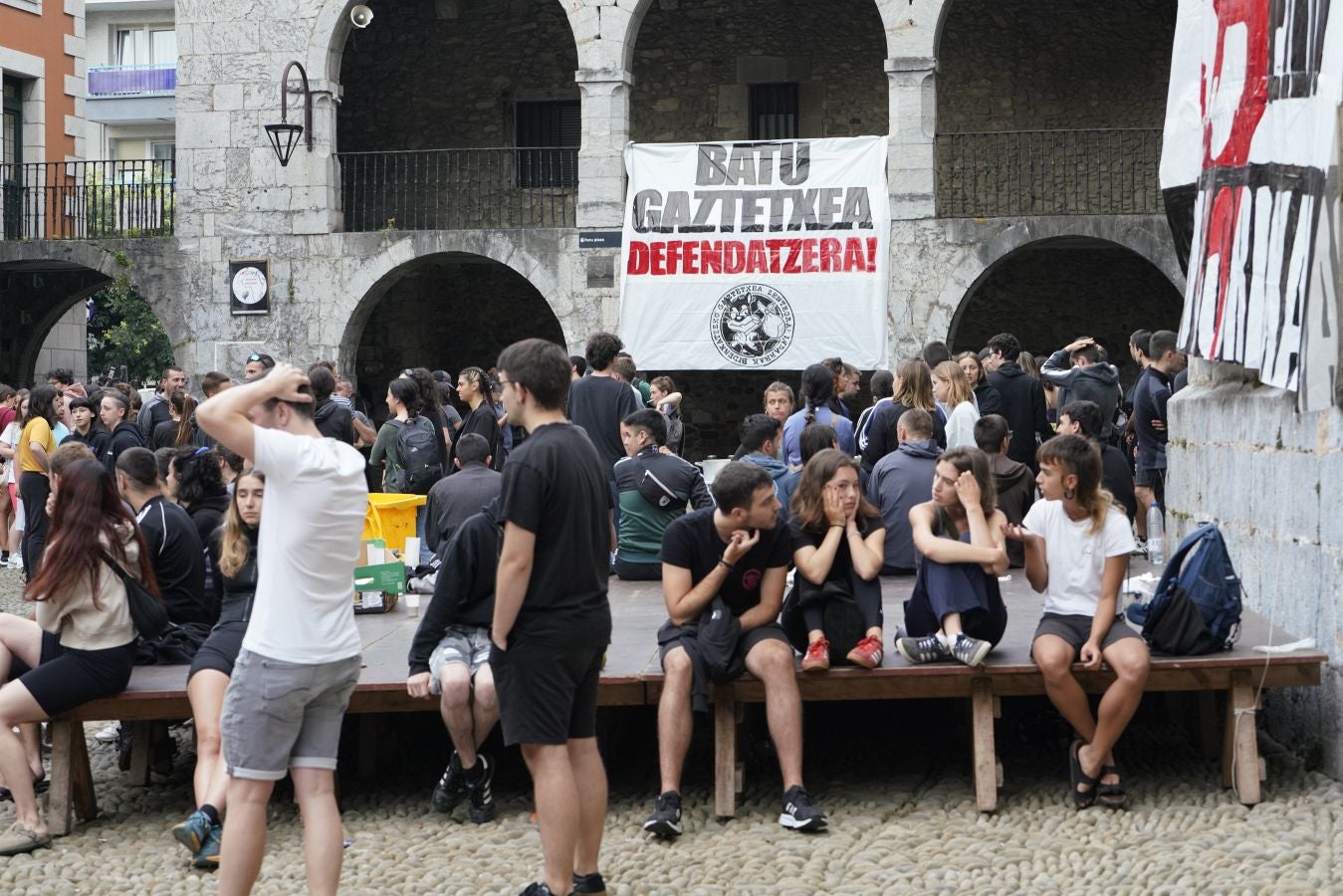 Centenares de personas asisten a «defender» el gaztetxe de Zestoa