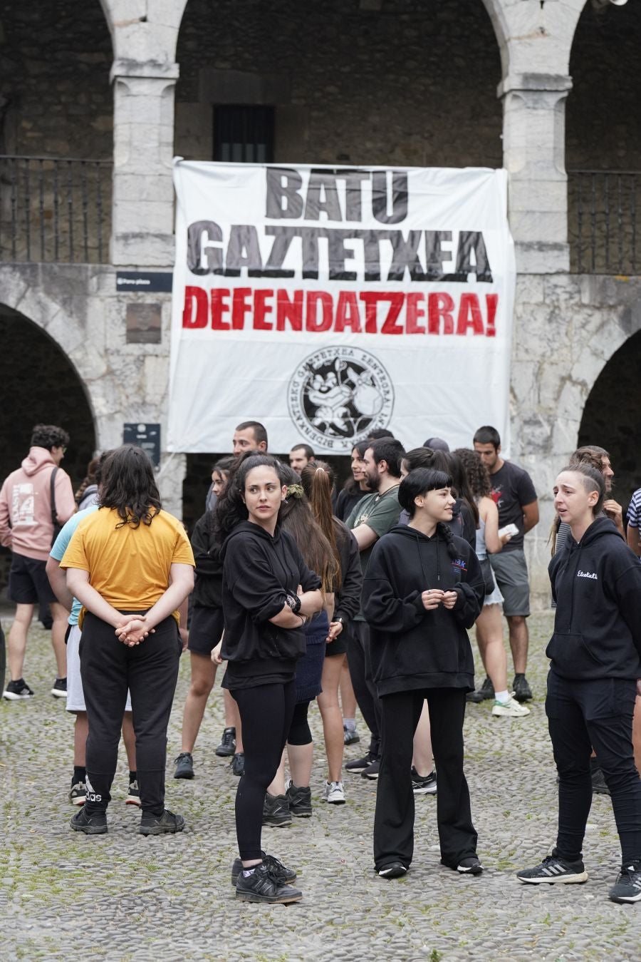 Centenares de personas asisten a «defender» el gaztetxe de Zestoa