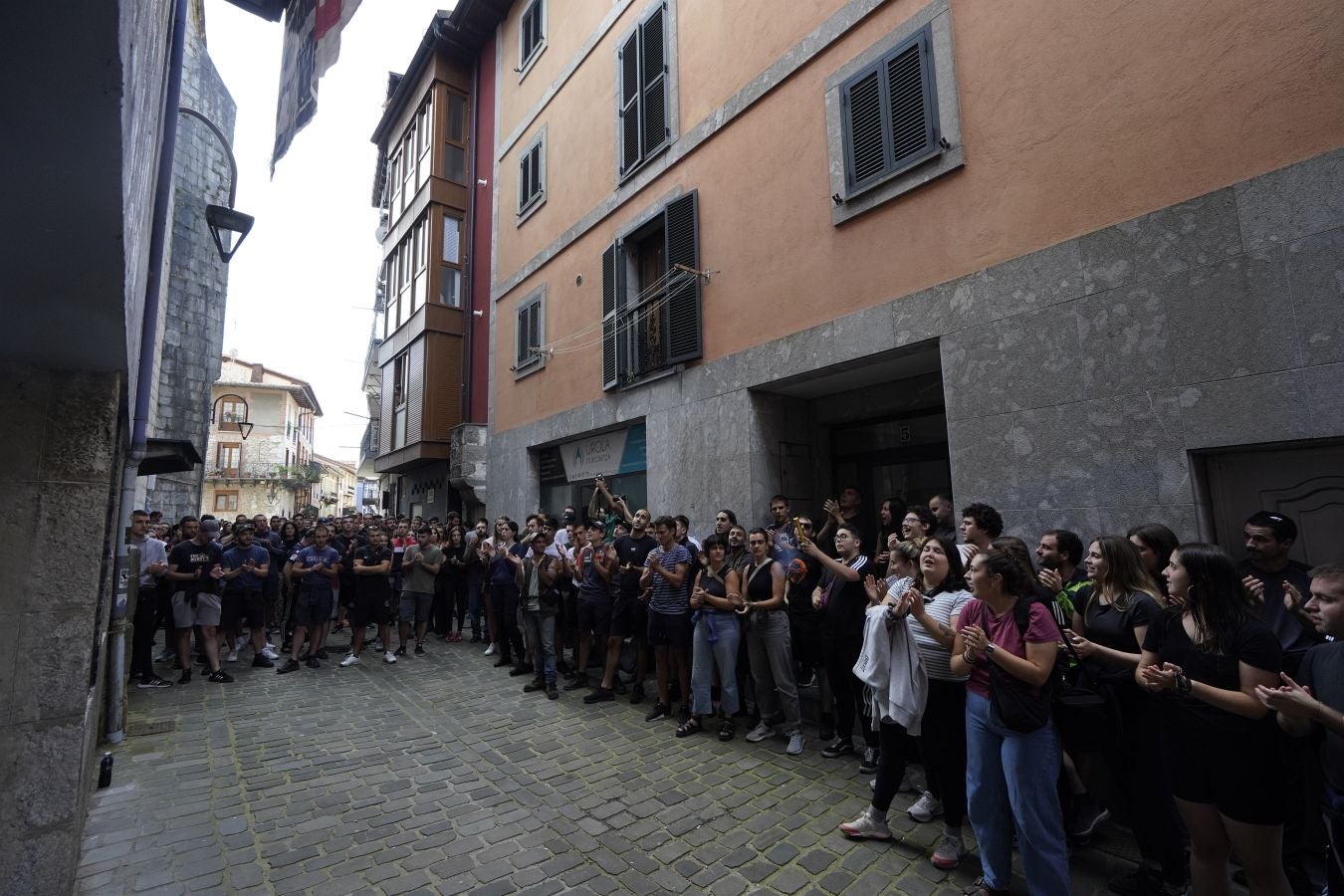 Centenares de personas asisten a «defender» el gaztetxe de Zestoa