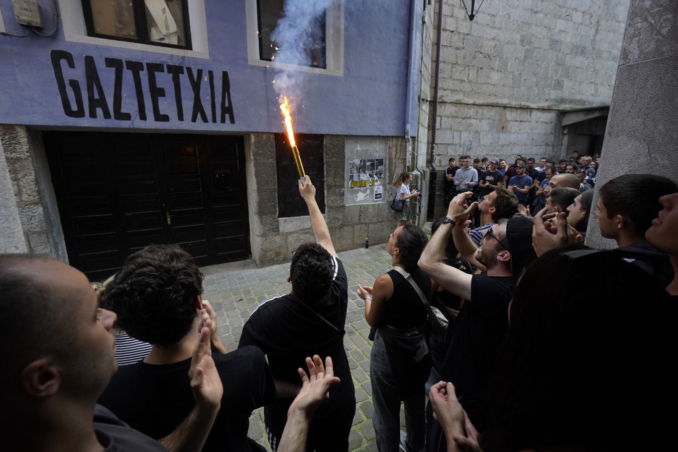 Centenares de personas asisten a «defender» el gaztetxe de Zestoa